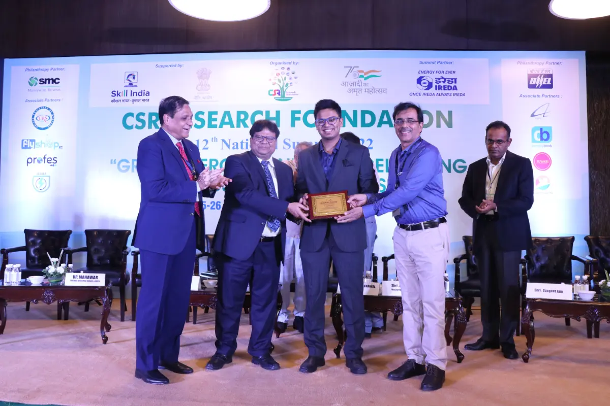 Shrey receiving an award
